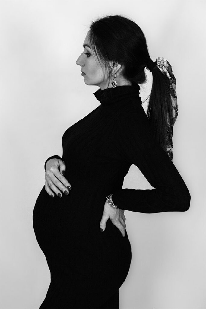 sesja ciążowa w czerni i bieli