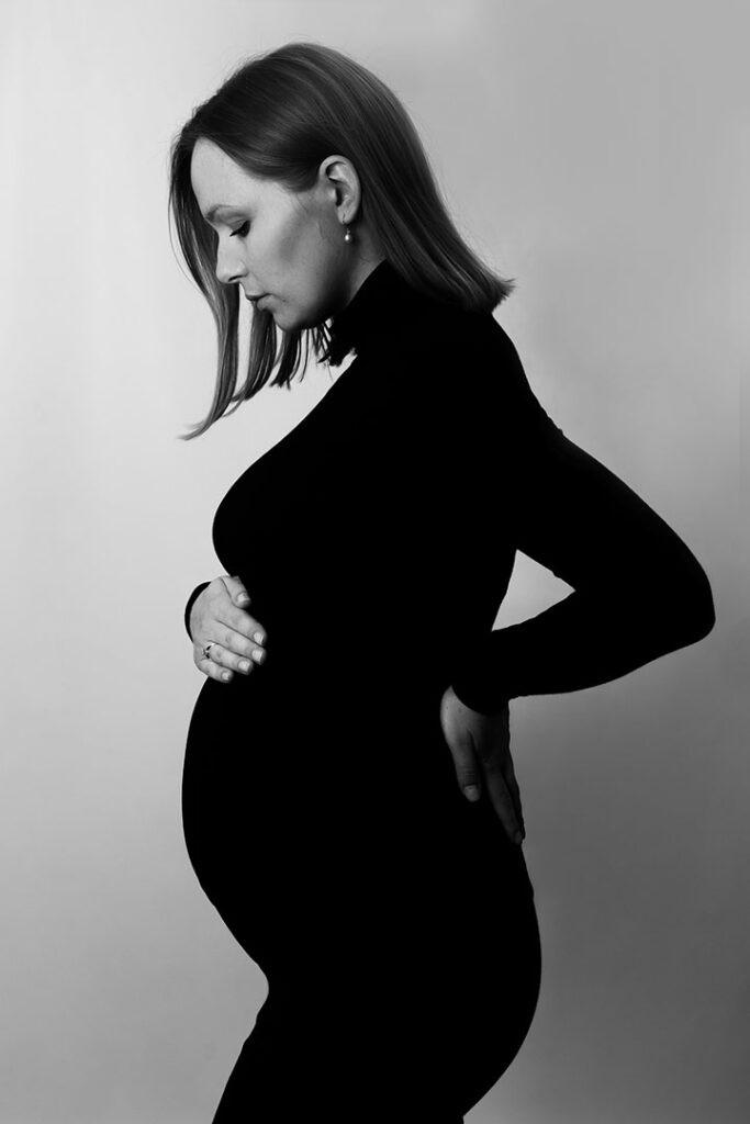 sesja zdjęciowa w ciąży - czerń i biel