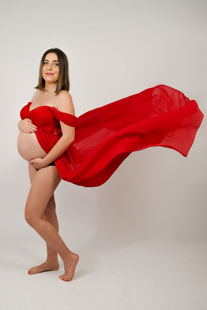 sesja ciążowa w rozwianej sukni