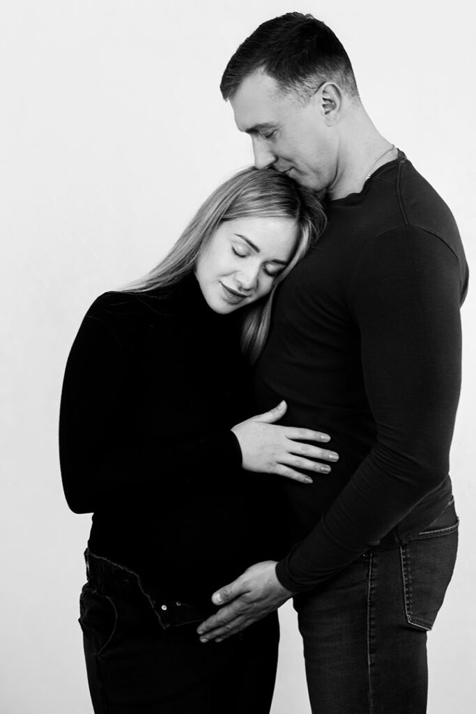 sesja zdjęciowa w ciąży z mężem w czerni i bieli